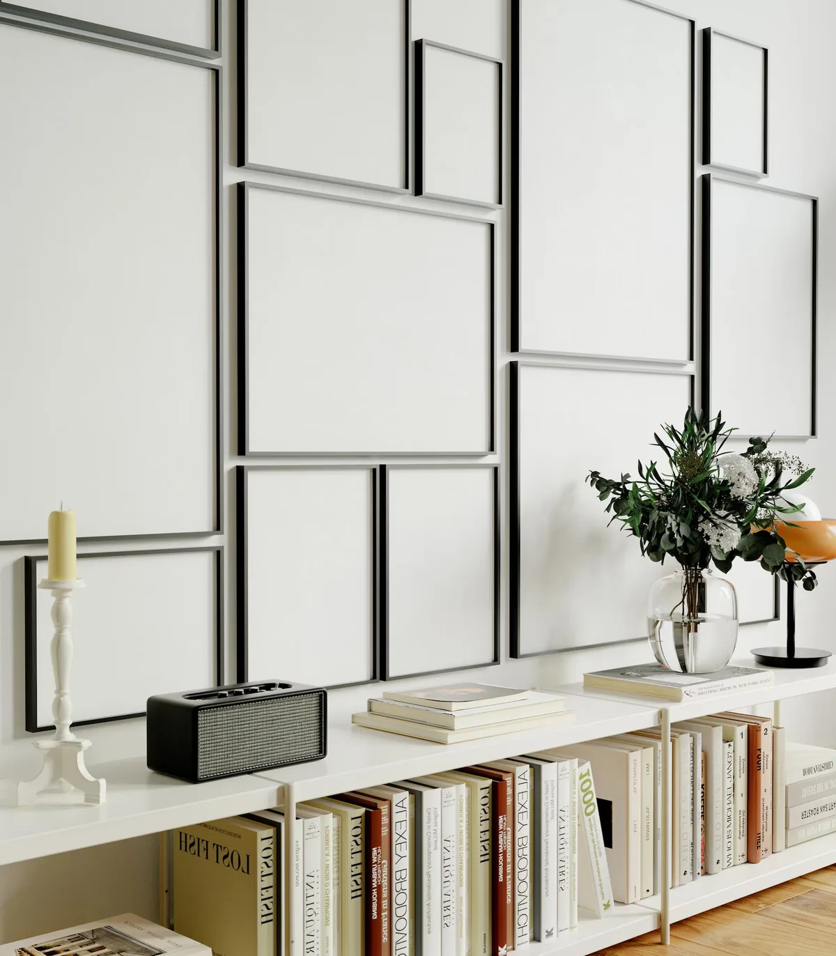 Wand mit mehreren gerahmten Bildern über einem Sideboard
